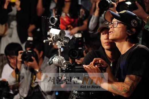 [NTN포토] ‘아이폰4로 촬영하는 홍경표 감독’