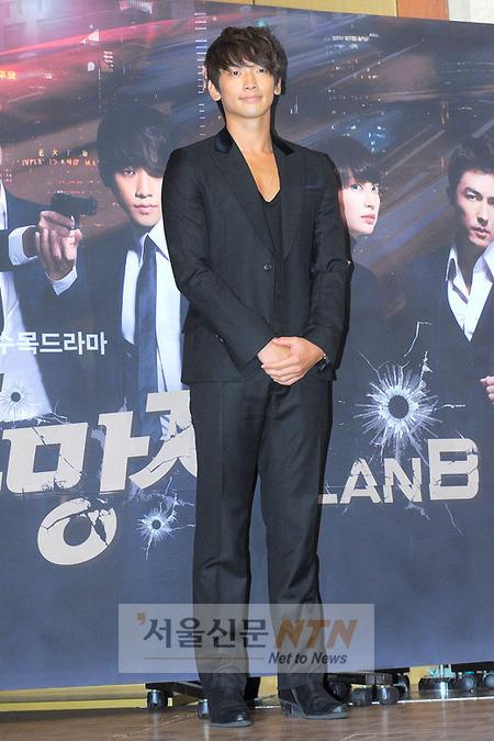 [NTN포토] 정지훈 ‘올블랙으로 멋냈어요’