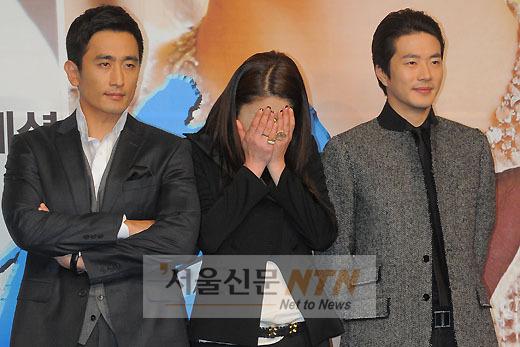 [NTN포토] 훈남 사이에서 부끄러움 타는 고현정