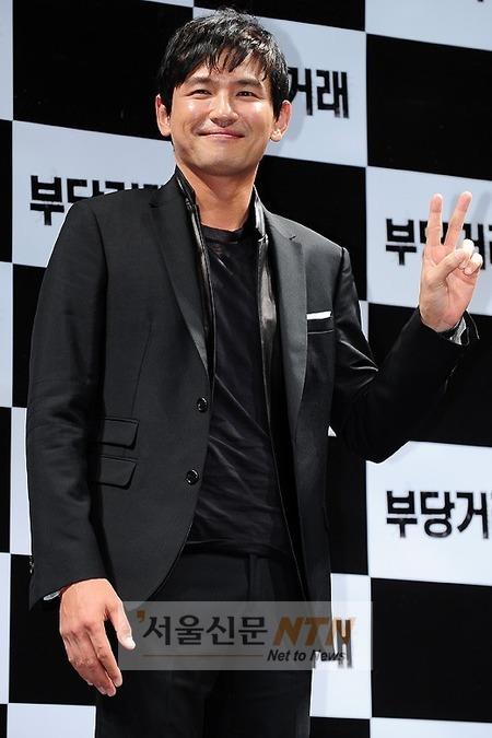 [NTN포토] 황정민 ‘귀엽게 브이’