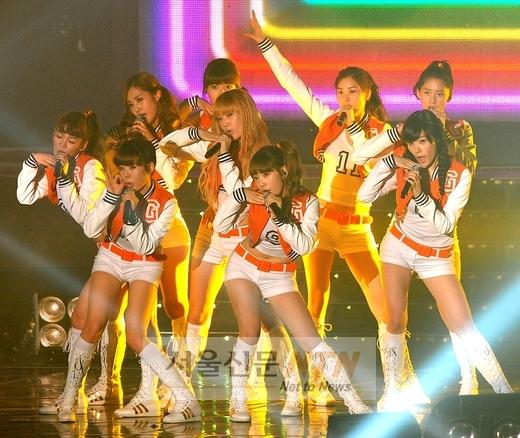 소녀시대 댄스교본 등장…日잡지 ‘Gee’-‘Oh!’ 소개