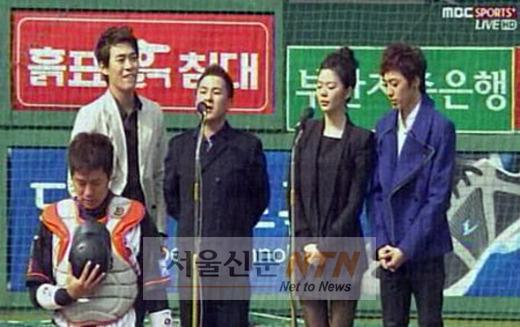 ‘슈퍼스타K2’ 존박, 바지에 손넣고 애국가 제창 ‘자세논란’