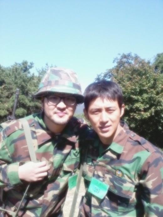 김태우, 고수와 함께한 예비군 인증샷 공개 ‘우리는 절친~’