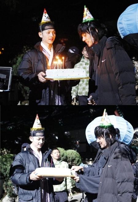 유아인, ‘성균관’ 촬영장서 깜짝 생일파티…송중기 ‘축하샷’
