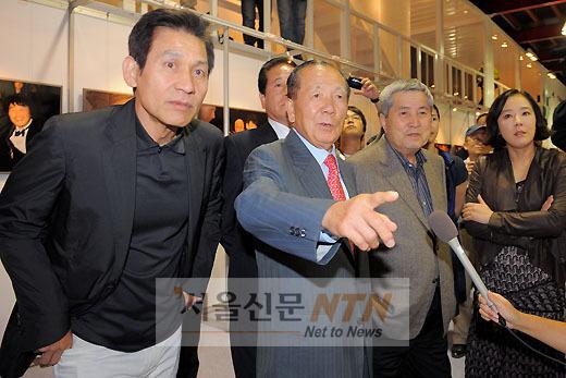 [NTN포토] 안성기·김동호·임권택·강수연 ‘사진전에 흠뻑 취해’