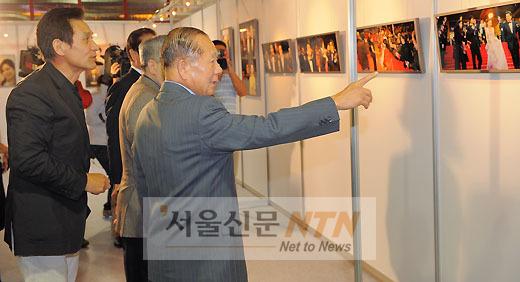 [NTN포토] 김동호 PIFF 집행위원장 ‘이 사진 멋있는데~’