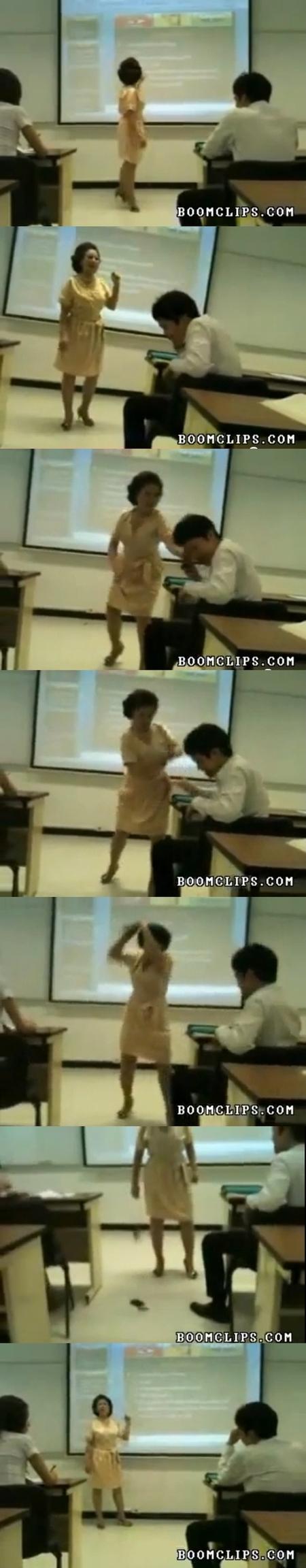 화끈하신 교수님…강의중 통화 학생 휴대전화 ‘한방에 퍽’ 박살