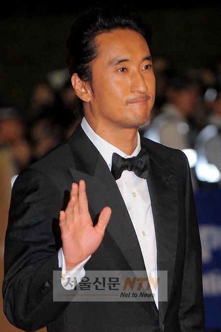 [NTN포토] 신현준 ‘진지한 손인사’