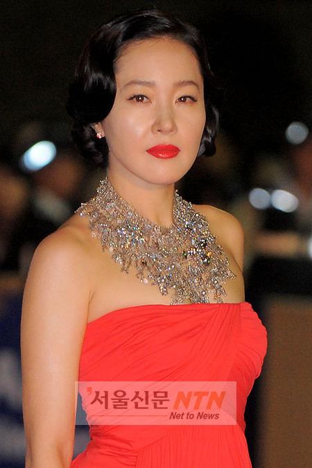 [NTN포토] 엄지원 ‘새빨간 유혹에 빠져보세요’