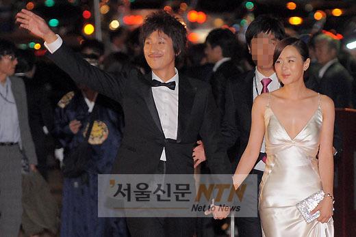 [NTN포토] 최강희, 레드카펫에 이선균과 손잡고 다정 커플로