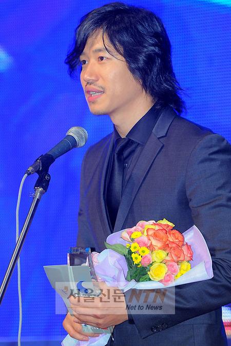 [NTN포토] 유준상 ‘부일영화제 남우조연상 받았어요’