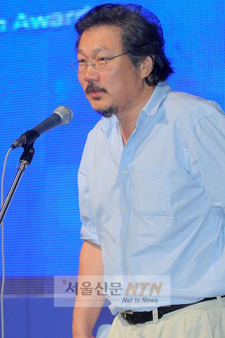 [NTN포토] 부일영화제 감독상 받은 홍상수 감독