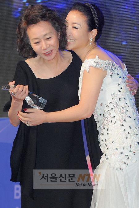 [NTN포토] ‘여우조연상’ 윤여정, 감격적인 포옹