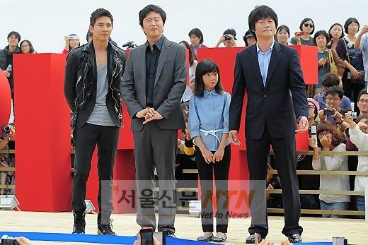[NTN포토] ‘수많은 관객과 함께한 ‘아저씨’ 무대인사’