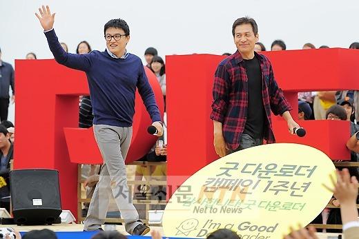 [NTN포토] 박중훈·안성기 ‘시민들에게 손인사’