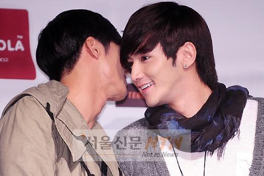 [NTN포토] 오종혁·에반 ‘정다운 귀엣말’