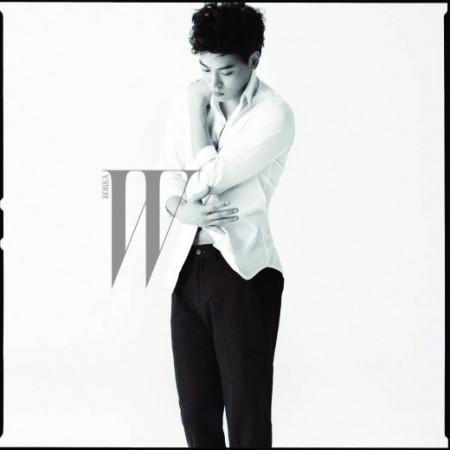 존박, 셔츠 없이 수트만‥섹시+강렬 화보 공개