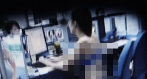女직원 속옷만 입고 근무하는 회사