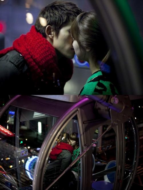 미성년자 수지, 우려 속 ‘택배커플’ 관람차 키스신