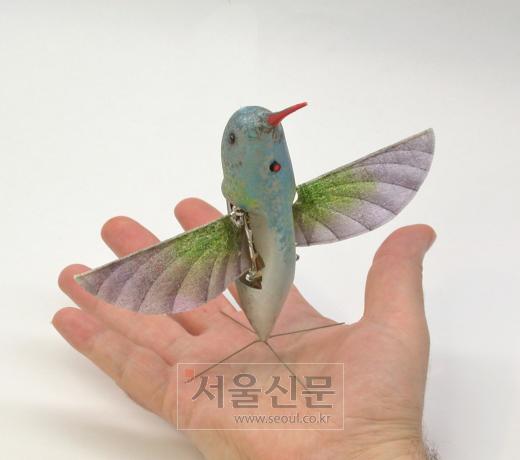 벌새처럼 날아다니는 초소형 정찰기 개발
