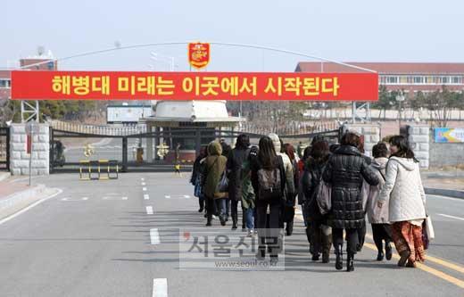 [NOW포토] ‘입대’ 현빈 배웅하는 팬들 ‘인산인해’