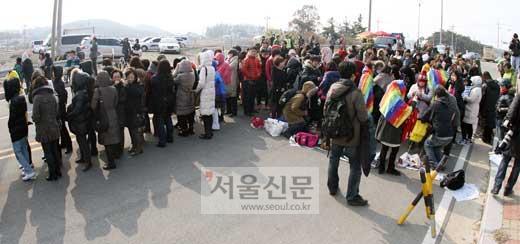 [NOW포토] ‘현빈 입대’ 기다리는 팬들로 인사인해