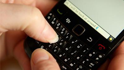 무려 12년간 모은 문자 10만건으로 책 낸 예술가