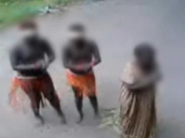 “춤추면 음식 줄께” 인도 ‘인간 사파리’ 투어 충격