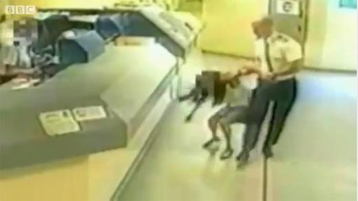 무고한 여성 내동댕이 친 英경찰 파문