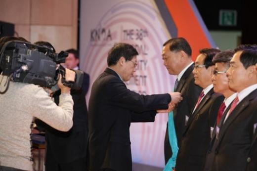 김종성 로케트전기 회장, 품질경영혁신 금탑산업훈장 수상