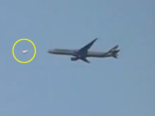 운항중 여객기 앞에 갑자기 ‘은빛 UFO’가…