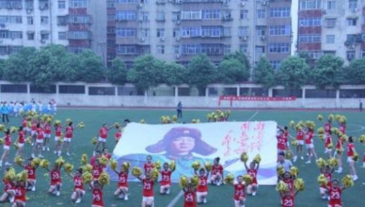 중국 초등생 1천 명 ‘비 맞으며’ 행사 동원