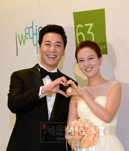 [포토] 장윤정-도경완 커플 “저희 결혼 축하해주세요”