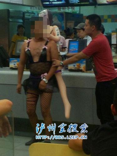 레이스속옷 차람에 인형 업고 다니는 황당 중국男