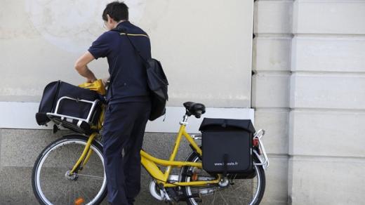 편지 훔쳐읽기에 빠져 해고된 우체부, “재밌어서?”