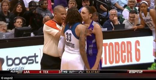“숨겨왔던…” WNBA 시합 중 두 선수 ‘뽀뽀’ 황당