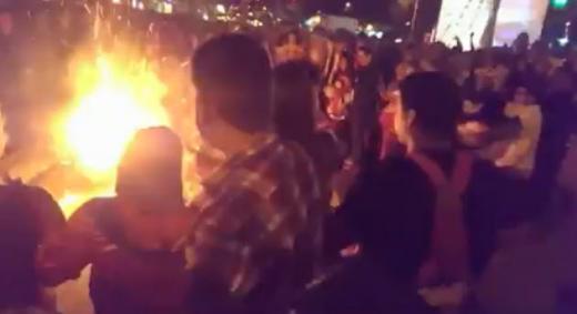‘쇼인줄 알았는데!’ 할로윈축제 참가자 불타 사망…옆에선 환호성