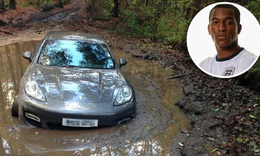 英 축구 유망주의 포르쉐, 진흙탕에서 ‘굴욕’