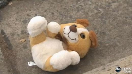 무심코 주운 ‘곰인형’ 알고보니 ‘사제 폭탄’ 충격