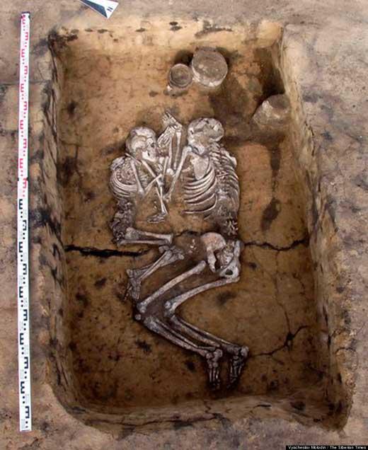 비운의 연인? 무서운 관습? 껴안은채 발견된 유골의 비밀은?