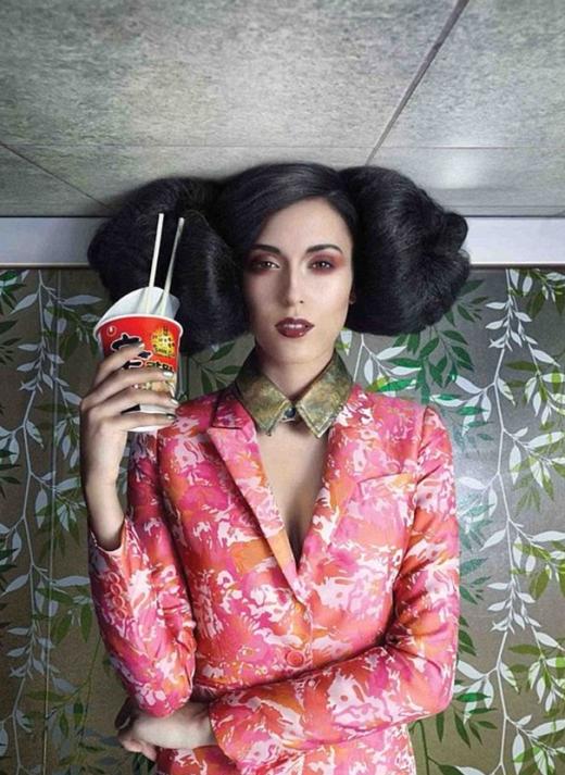 물구나무서서 韓라면을…희한한 女모델 화제