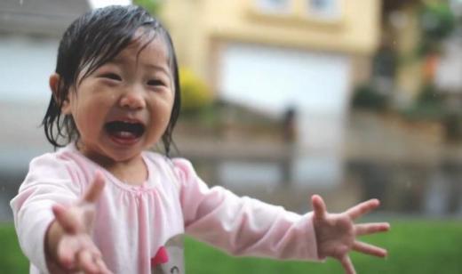 생애 첫 비를 맞다…사랑스러운 여아 화제