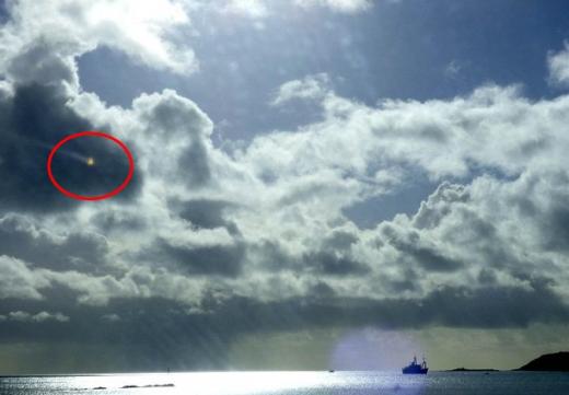 ‘UFO? 별똥별?’ 미스터리 낙하 물체 포착