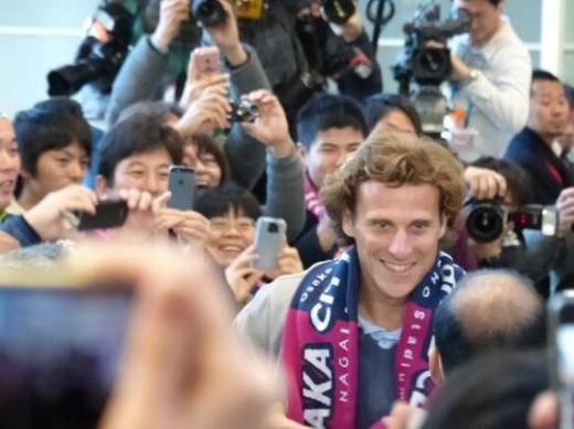 ‘월드컵 MVP’ 포를란, 열광속 드디어 일본 도착