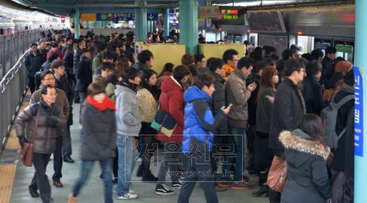 출·퇴근 시간 60~90분 걸리는 직장인, 삶 행복도 가장 낮다