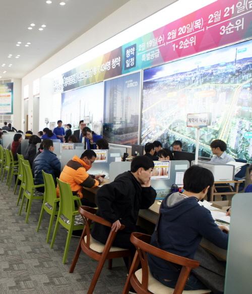 엠코타운센트로엘 견본주택 북적…청약열기, 계약까지 이어져