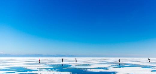 하늘을 뛰는 듯…수심 1,700m ‘얼음호수 마라톤’