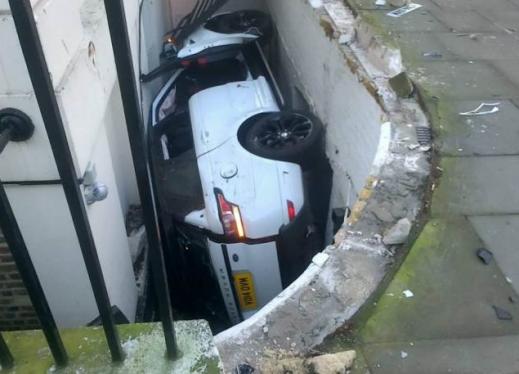 ‘틈새로 쏙~’…땅으로 꺼진 자동차 ‘황당 주차’