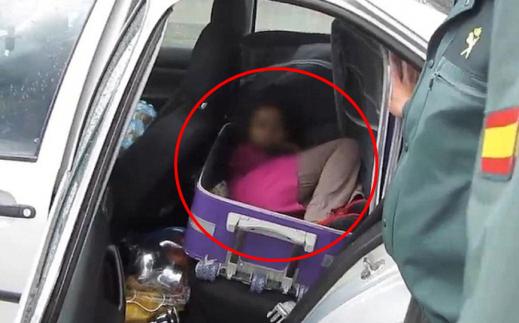 가방에 ‘8살 딸’ 넣어 밀반입하려던 父 반전 결말
