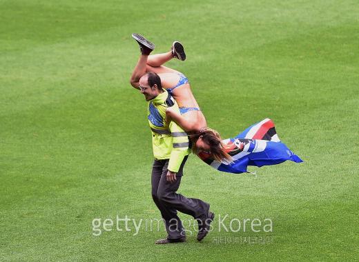 경호원도 미소?…세리에A 경기 난입한 ‘비키니 미녀’ 눈길